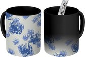 Magische Mok - Foto op Warmte Mokken - Koffiemok - Blauw - Oostenrijk - Bloemen - Patroon - Magic Mok - Beker - 350 ML - Theemok