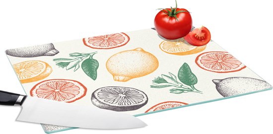 Planche à découper en verre avec un motif de fruits vintage de citrons, tranches d'orange et feuilles dans des tons rouge, orange, gris et vert.