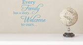 Stickerheld - Muursticker "Every family has a story... Welcome to ours..." Quote - Woonkamer - inspirerend - Engelse Teksten - Mat Lichtblauw - 41.3x51.8cm