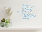 Stickerheld - Muursticker "Every family has a story... Welcome to ours..." Quote - Woonkamer - inspirerend - Engelse Teksten - Mat Lichtblauw - 55x69.1cm