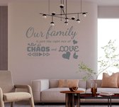 Stickerheld - Muursticker "Our family is just the right mix of chaos and love" Quote - Woonkamer - inspirerend - Engelse Teksten - Mat Donkergrijs - 55x86cm