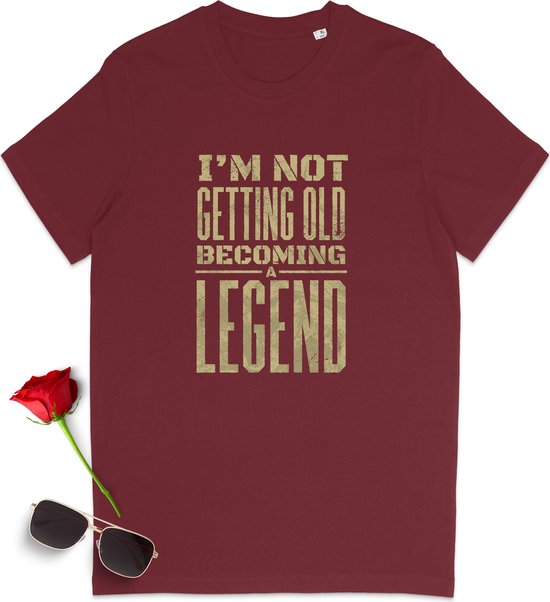 T shirt met tekst: I'm not getting old becoming a legend - Grappig heren t Shirt - Leuk dames tshirt - vrouwen en mannen t Shirt met quote - Unisex maten: S M L XL XXL XXXL - Shirt kleuren: Zwart Burgundy (bordeaux rood)