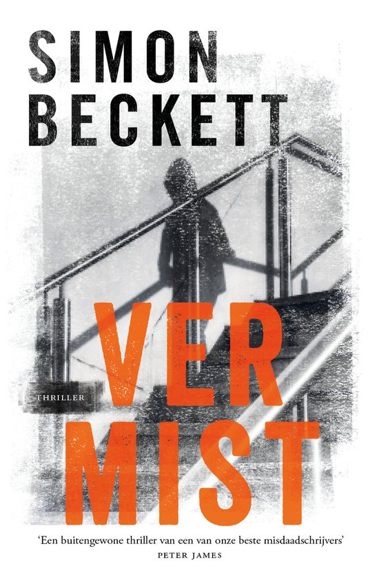 De cover van het boek 'Vermist' van Simon Beckett, met op de achtergrond een silhouet van een persoon op een trap. De titel 'VER MIST' is groot in oranje letters weergegeven.
