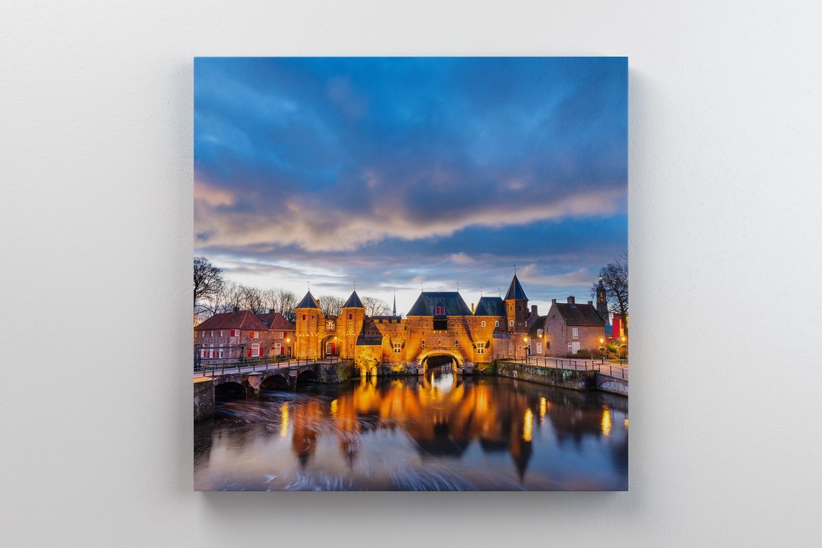 Schilderij Amersfoort op 300 g/m2 100% canvas gedrukt | 40 x 40 cm | 18 mm houten canvas frame | 4/0 full colour gedrukt | Zeer hoge kwaliteit canvas schilderij | Met ophangsysteem