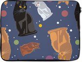 Laptophoes 15.6 inch - Patronen - Kat - Ruimte - Jongens - Meisjes - Kinderen - Kids - Laptop sleeve - Binnenmaat 39,5x29,5 cm - Zwarte achterkant