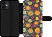 Bookcase Geschikt voor iPhone 12 Mini telefoonhoesje - Meisje - Hartjes - Liefde - Patronen - Girl - Roze - Kinderen - Kind - Met vakjes - Wallet case met magneetsluiting