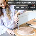 Vrouw met geruit overhemd versiert een chocoladetaart met een spatel. "Perfect voor het uitsmeren van cake en taarten".