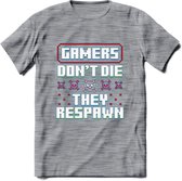 Gamers don't die pixel T-shirt | Gaming kleding | Grappig game verjaardag cadeau shirt Heren – Dames – Unisex | - Donker Grijs - Gemaleerd - L