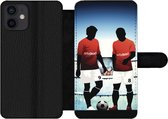Bookcase Geschikt voor iPhone 12 telefoonhoesje - Een illustratie van twee voetballers in een stadion - Jongens - Meiden - Kids - Met vakjes - Wallet case met magneetsluiting