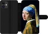 Bookcase Geschikt voor iPhone 12 Pro telefoonhoesje - Meisje met de parel - Johannes Vermeer - Met vakjes - Wallet case met magneetsluiting