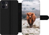 Bookcase Geschikt voor iPhone 12 telefoonhoesje - Schotse Hooglander - Sneeuw - Berg - Met vakjes - Wallet case met magneetsluiting