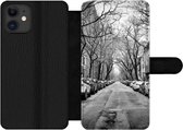 Bookcase Geschikt voor iPhone 12 Pro telefoonhoesje - Geparkeerde auto's in New York - zwart-wit - Met vakjes - Wallet case met magneetsluiting