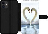Bookcase Geschikt voor iPhone 12 Pro telefoonhoesje - Zwanen - Hart - Koppel - Met vakjes - Wallet case met magneetsluiting