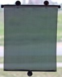 Zwart gaas zonnescherm met zuignappen, opgehangen aan een autozijruit.
