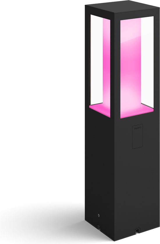 Zwarte vierkante staande buitenlamp met helder roze licht en witte glazen panelen.