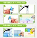 Instructies voor de waterpen en stempels: vul de pen met water, zet hem aan en teken. Gebruik de stempels door ze in de houder te plaatsen en op het doek te drukken.