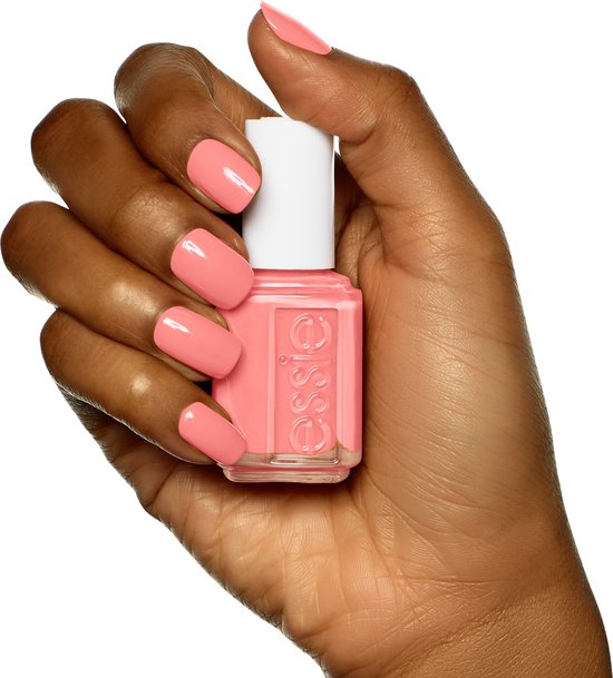 Donkere hand met roze Essie nagellak, korte nagels, witte dop, op witte achtergrond.