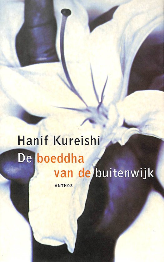 Boek 'De boeddha van de buitenwijk' door Hanif Kureishi, met een witte lelie op de voorkant.