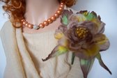 Donia Star - Handgemaakte in Belgie - Licht bruin tinten zijde bloem met multitinten bladeren - Unique design, Stijlvolle, Gracieuze, Stadsoutfit, Smart Casual, Party, Paardenraces