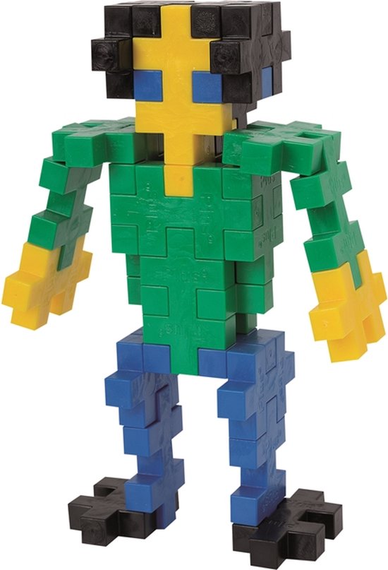 Een mensfiguur gemaakt van kleurrijke Plus-Plus bouwstenen: groen shirt, blauwe broek, gele armen en gezicht, zwarte voeten en hoofd.