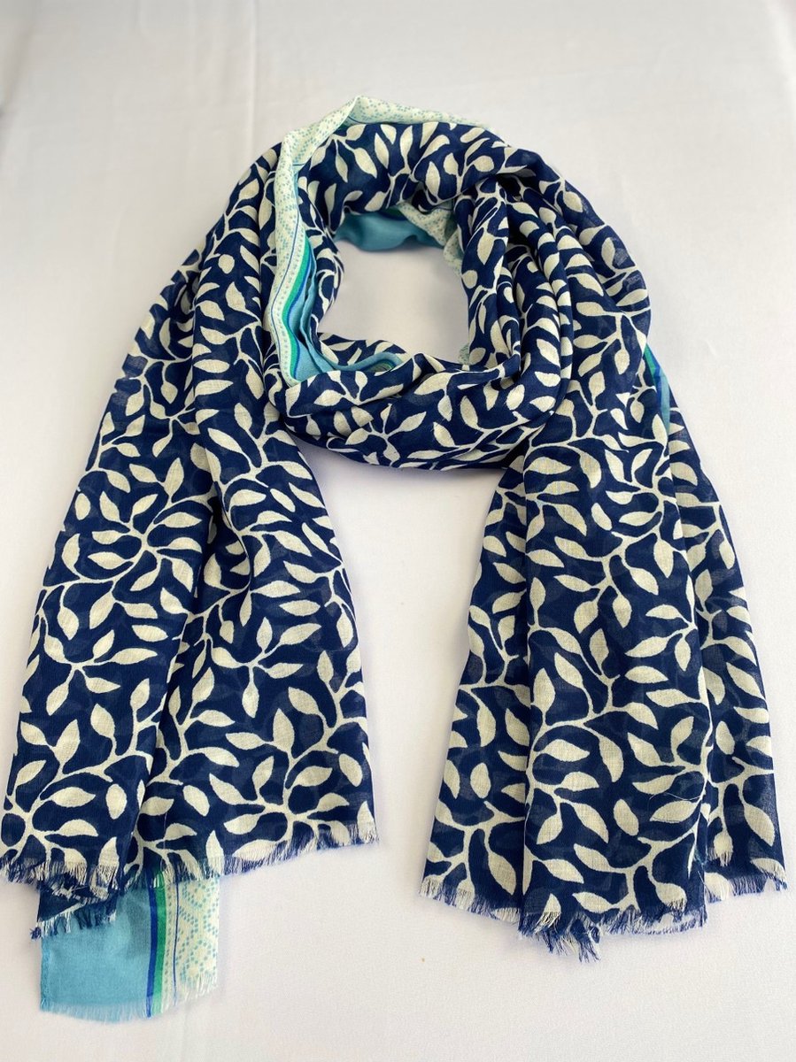 Sjaal met bloemmotief en kleuren / 50% katoen met 50 % viscose
