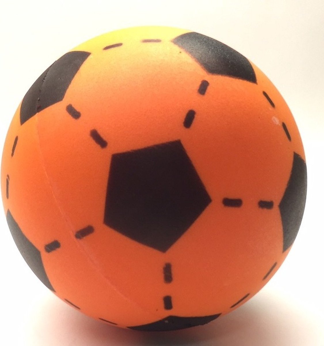 T&F Creations Softbal foam - 2x - voetbal print - oranje - zacht - dia 20 cm - speelgoed ballen