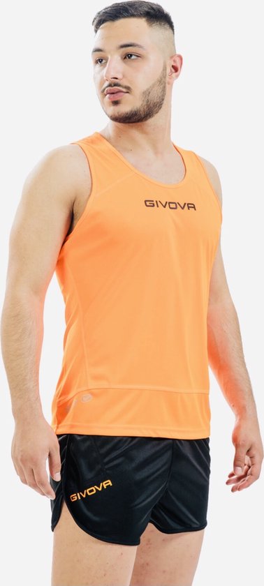 Man in een feloranje mouwloos GIVOVA sportshirt en zwarte sportbroek.