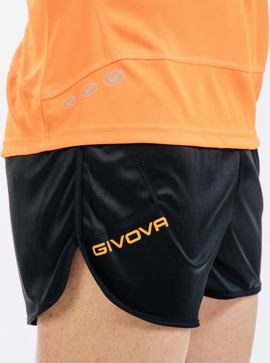 Detailopname van oranje GIVOVA sportshirt en zwarte GIVOVA sportbroek.
