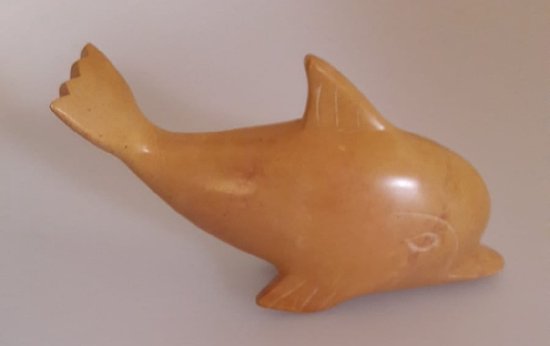 Nog meer sfeer in uw woonomgeving met deze prachtig handgemaakte dolfijn! Een bijzondere dolfijn gemaakt van speksteen, een zachte natuursteen. Vind een gezellig plekje in je huis, serre/tuinkamer of in de werkkamer. Voor uzelf of Bestel Een Kado.