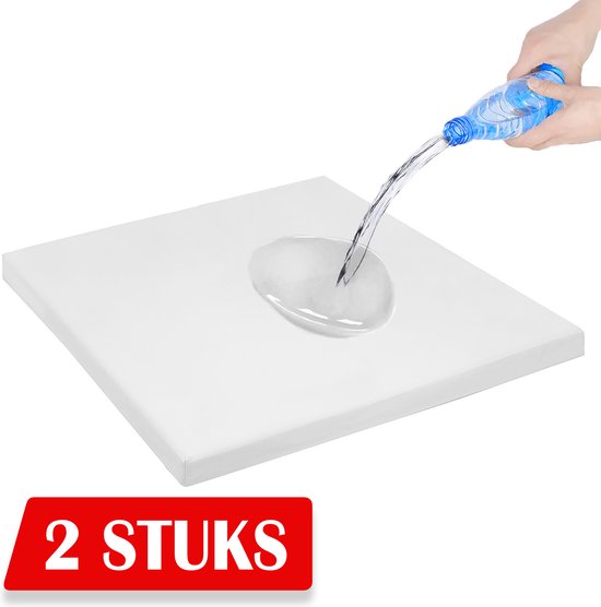 Waterdichte topper, met water dat erop wordt gegoten. "2 STUKS" is zichtbaar.