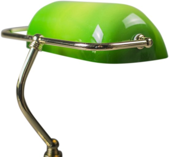 Gros plan d'un abat-jour vert avec des accents dorés.