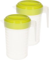 2x stuks waterkan/sapkan transparant/groen met deksel 2 liter kunststof - Smalle schenkkan die in de koelkastdeur past