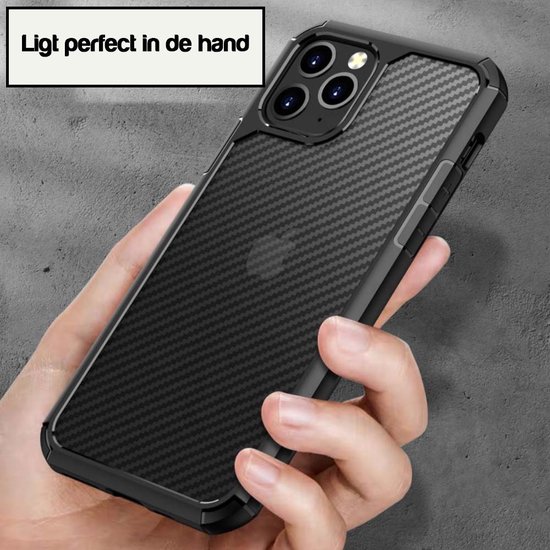 Hand houdt iPhone 12/12 Pro hoesje vast met carbonlook patroon en doorschijnende achterkant.