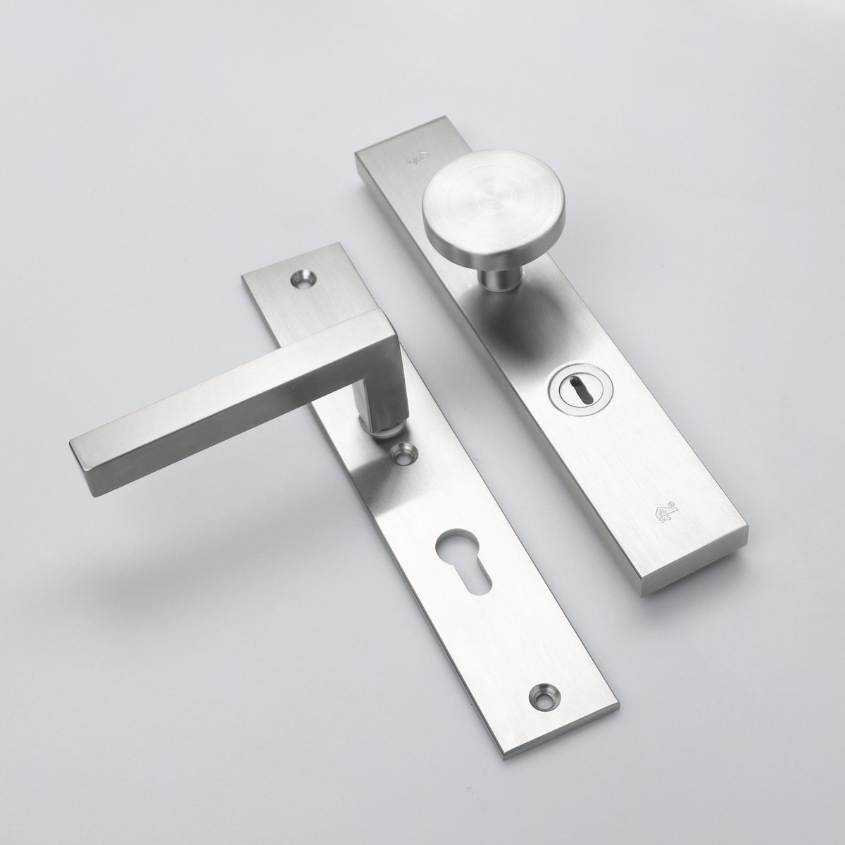 MASSIEF RVS Tzunali Deurbeslag. Model TAMEGA SKG*** BREED T=15/5 VKTB (kerntrek) PC72 BUITEN KNOP TORRES; BINNEN KRUK PAVIA