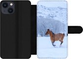 Bookcase Geschikt voor iPhone 13 telefoonhoesje - Paarden - Sneeuw - Winter - Met vakjes - Wallet case met magneetsluiting