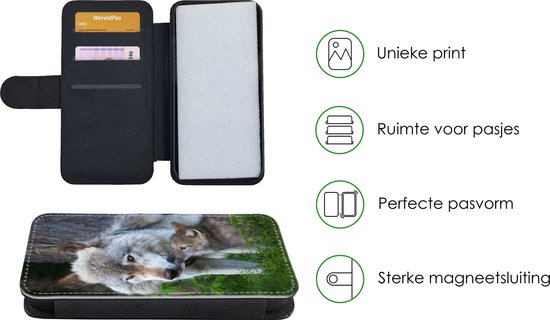 Telefoonhoesje Geschikt voor iPhone 13 telefoonhoesje - Wolf - Mos - Bos - Pup - Met vakjes - Wallet case met magneetsluiting