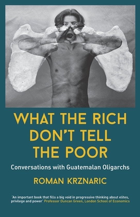Boekcover van 'What the Rich Don't Tell the Poor'. Een man beeldt zich in dat hij een walviskaak draagt. Tekst: 'WHAT THE RICH DON'T TELL THE POOR'.