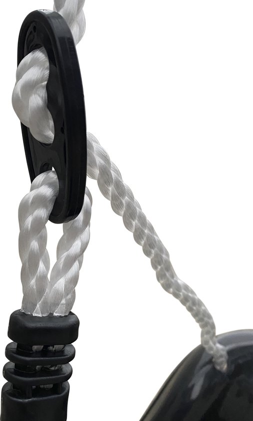 Détail d'un œillet ovale noir, avec une corde blanche passant à travers et une poignée en caoutchouc noire.