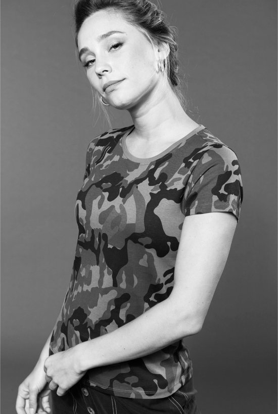 Dames t-shirt met korte mouwen in camouflageprint, gedragen door een model, van voren gezien.