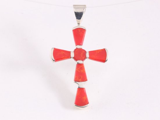 Fijne zilveren kruishanger met rode koraal steen