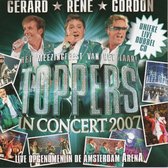 Albumhoes met de Toppers in glitterende groene jassen, zingen in een stadion. 'Toppers In Concert 2007'.