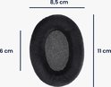 Een zwart fluwelen oorkussen met afmetingen van 11 cm x 8,5 cm, met een binnendiameter van 6 cm.