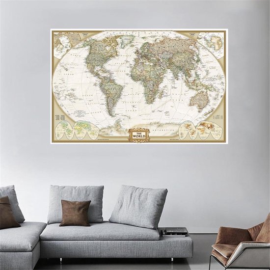 Gedetailleerde wereldkaart in vintage stijl, landkleuren, omringende inzetkaarten, gouden rand, boven een grijze hoekbank.