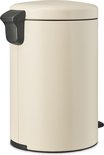 Crèmekleurige Brabantia NewIcon prullenbak met zwart voetpedaal en handvat.