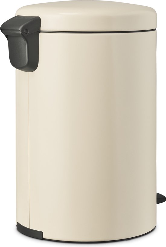 Crèmekleurige Brabantia NewIcon prullenbak met zwart voetpedaal en handvat.