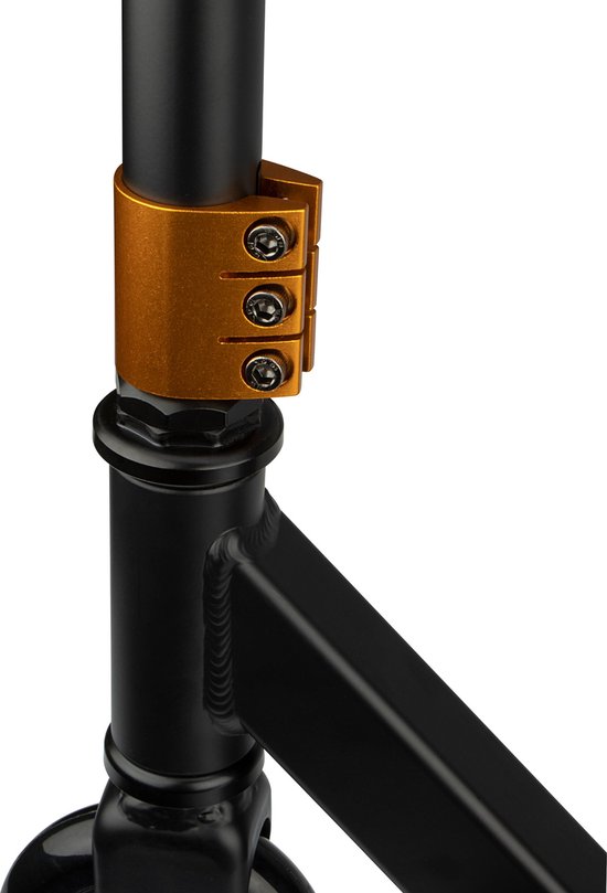 Gouden klem met drie schroeven op de zwarte stuurkolom van een step.