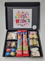 Kids Paas Snoeperij Pakket - Brievenbus box met verschillende chocolade en snoeplekkernijen en vrolijke Paasstickers - Mystery Card 'Best Wishes' met persoonlijke online (video) bo