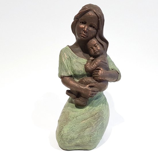 Rob Kunen / Skulptuur / Beeld / Meisje / Vrouw met kind - bruin / groen - 22 x 18 x 40 cm hoog.