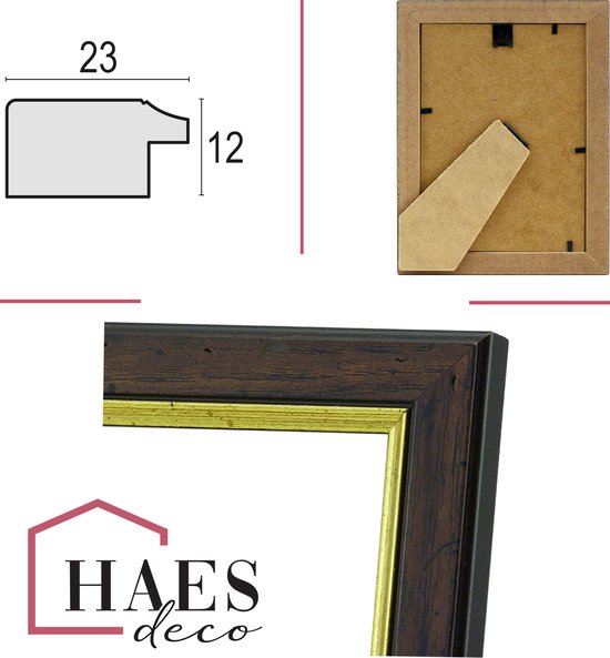 Detailfoto van een bruin houten fotolijst met gouden binnenrand en afmetingen.
