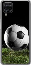 Geschikt voor Samsung Galaxy A12 hoesje - Voetbal in het gras - Siliconen Telefoonhoesje
